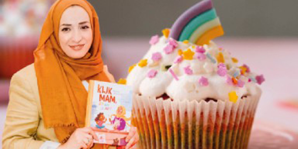 Nassira Rahmouni die en boek vasthoudt, met cupcakes in de achtergrond